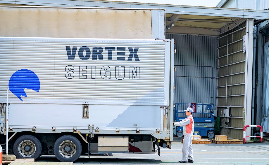 トラックで作業をする社員