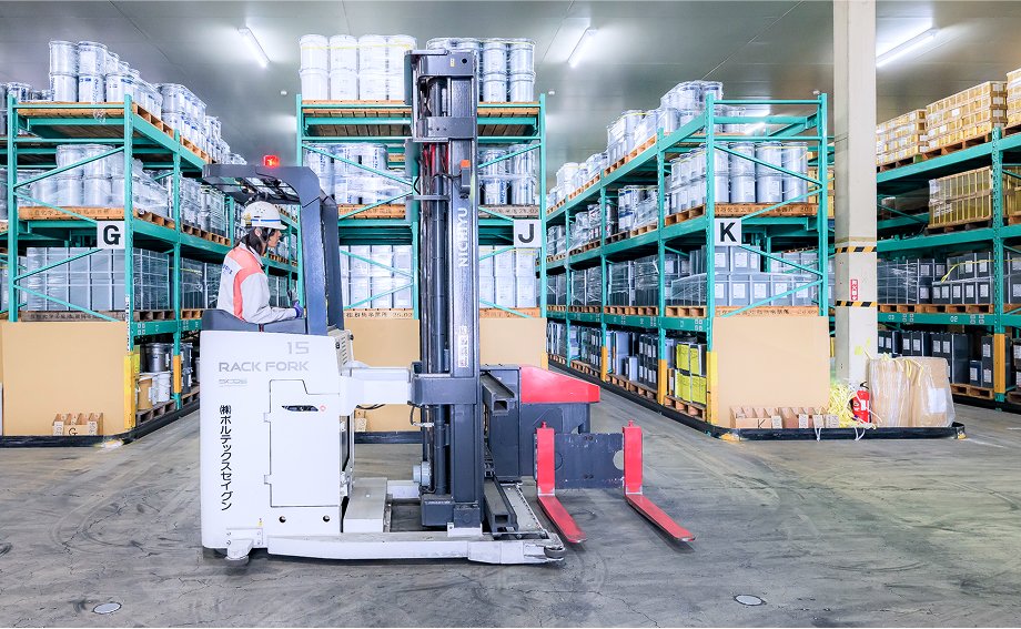 倉庫内でトラクターを運転する社員