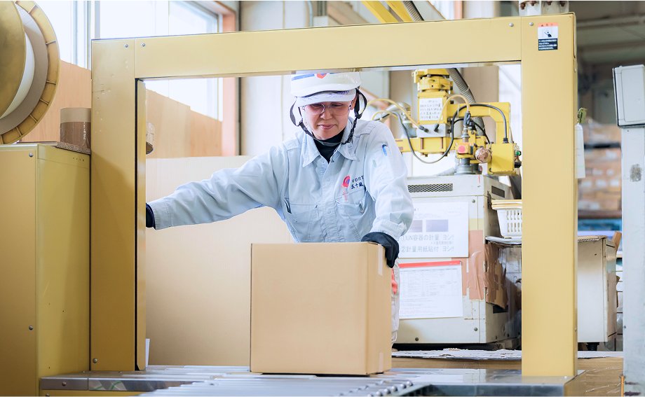 倉庫内で梱包をする社員