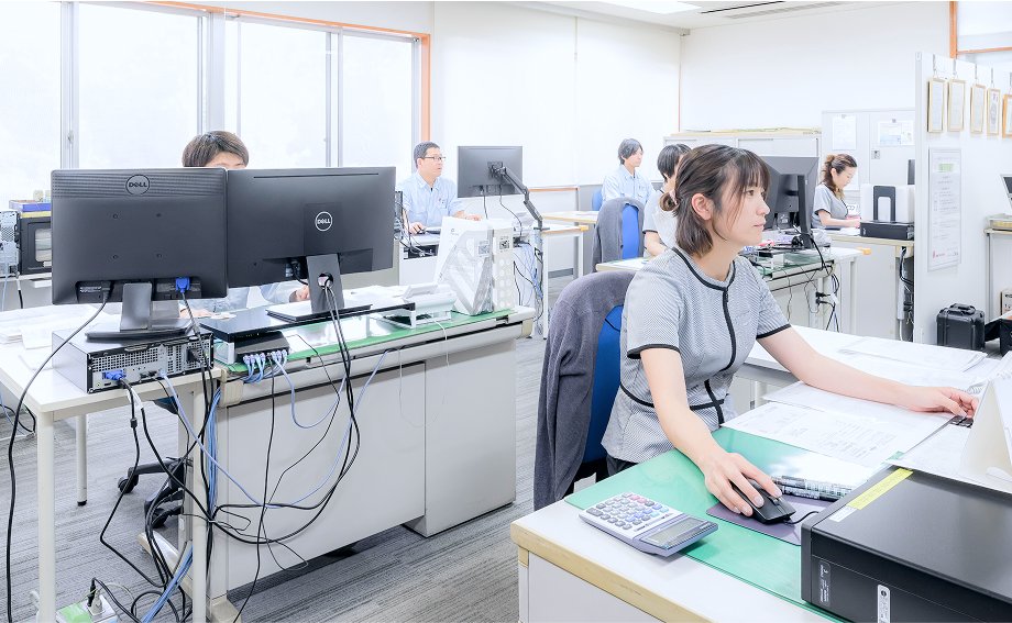 オフィスでpcを操作する複数人の社員