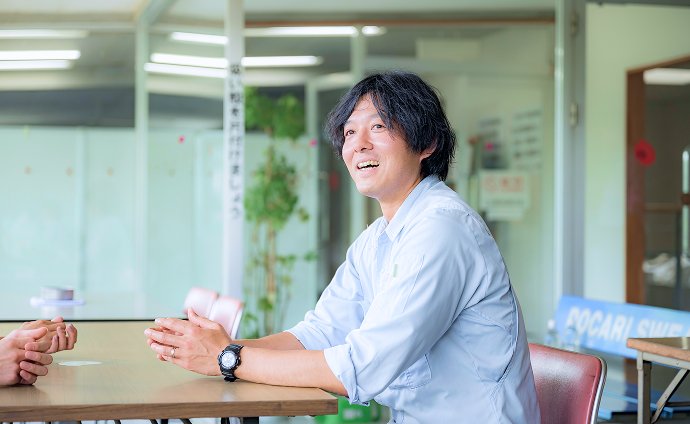 休憩中に会話をする社員二人