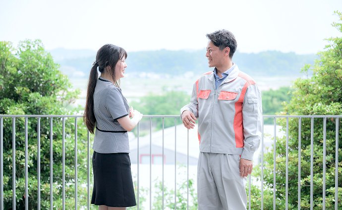 会話をする社員二人