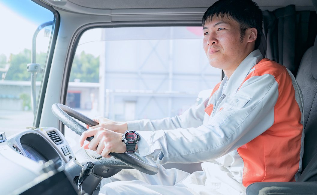 T.I.がトラックを運転する様子