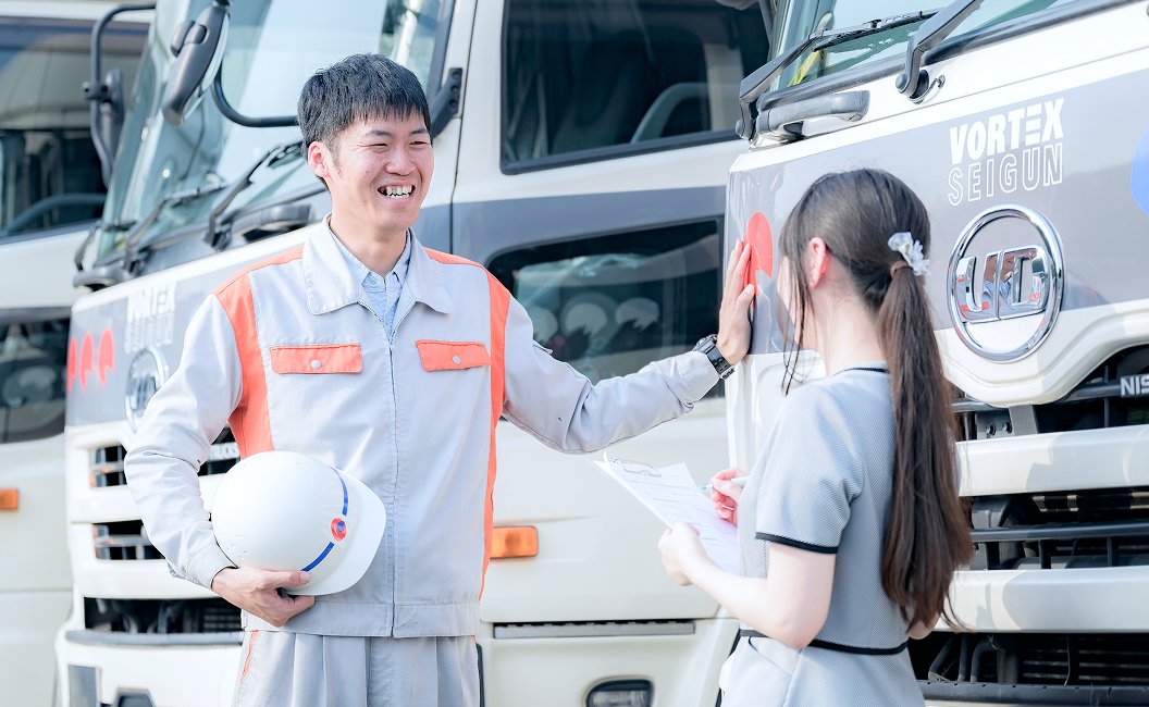 社員同士が笑顔で話す様子