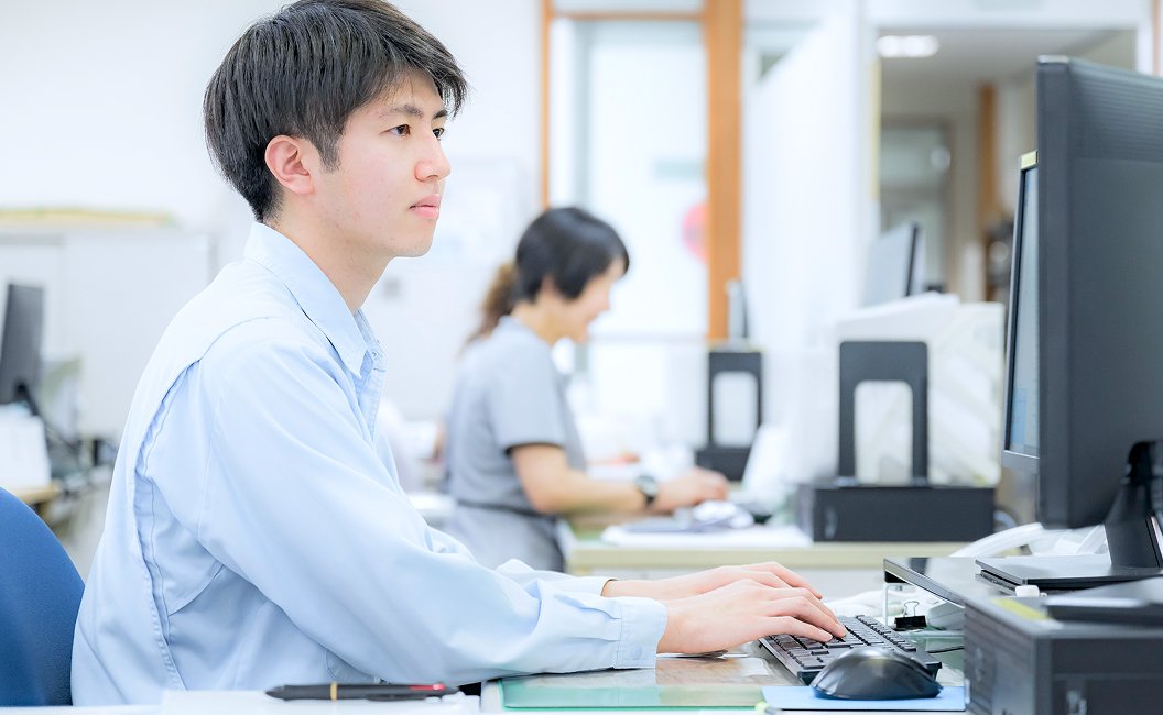 オフィスでPC作業をするK.S.