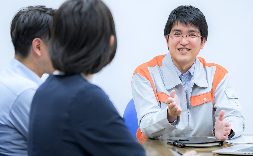 お客様2人と話すN.K.