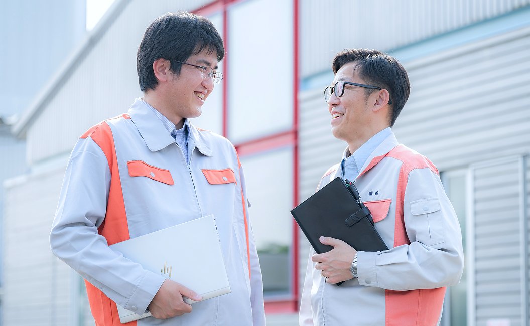 社員同士が笑顔で話す様子