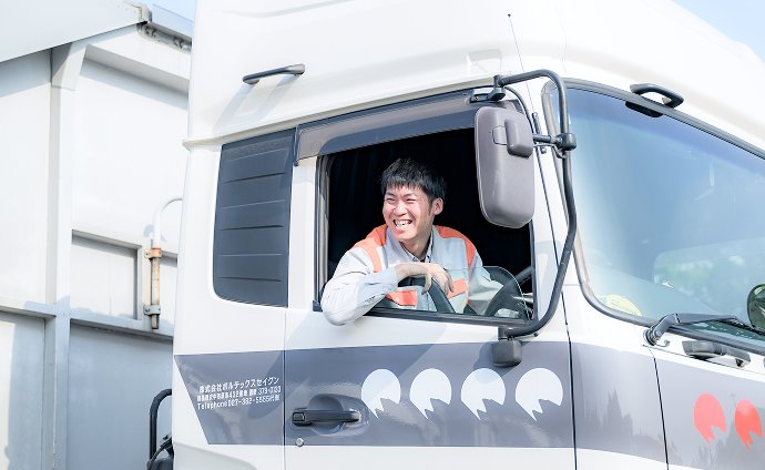 トラックを運転する社員