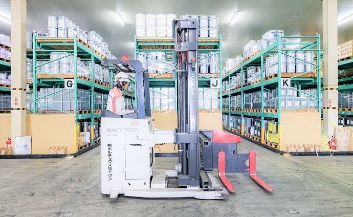 倉庫内でトラクターを運転する社員