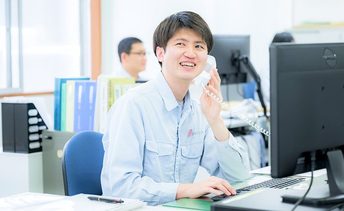 オフィスで電話を受ける社員