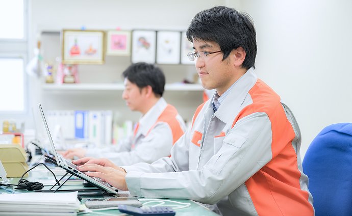 オフィスでPCを操作する社員